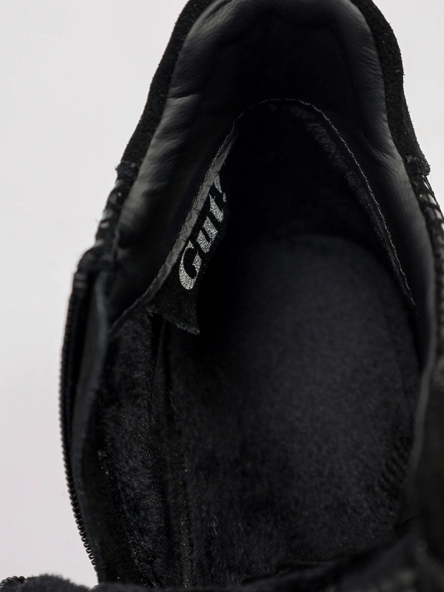 Ботинки черного цвета из натуральной замши на низкой подошве